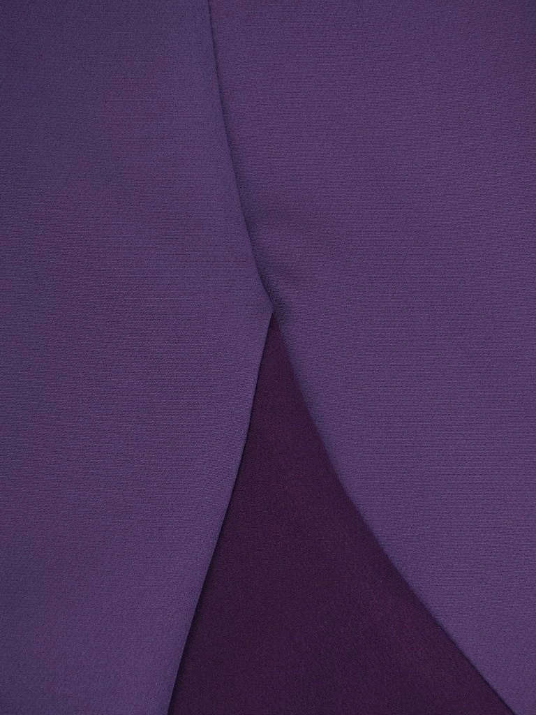 Elegancka sukienka wizytowa midi o prostym kroju – fioletowy fason z rozcięciem modelujący sylwetkę 19621