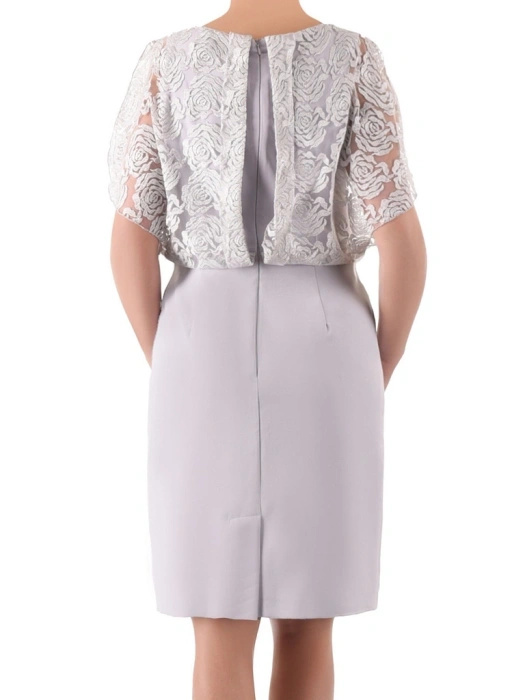Elegancka sukienka midi w kwiaty na wesele – prosty fason w gołębim odcieniu 32632