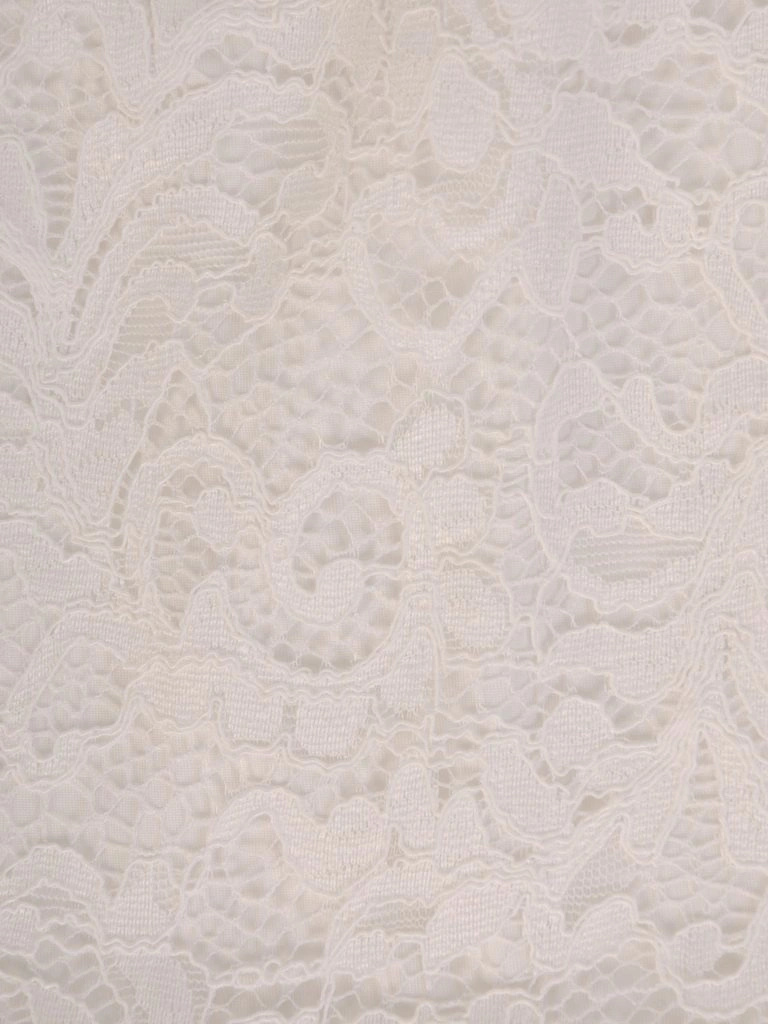 Rozkloszowana suknia wieczorowa maxi ecru w kwiaty – kobiecy fason z rozcięciem podkreślający talię 22919