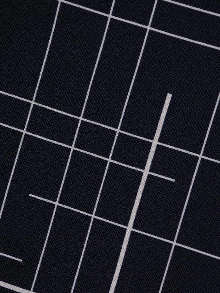 Biurowa sukienka midi w geometryczny deseń – prosty fason z kobiecym dekoltem łódka 20592