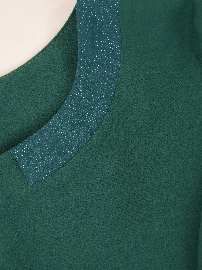 Zielona sukienka midi tuba z dekoltem łódka – elegancki fason na wesele i przyjęcia 31479