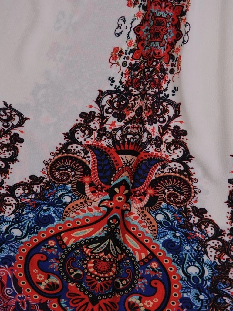 Kobieca wzorzysta sukienka midi z dekoltem serek – gumka w pasie akcentuje talię 16575