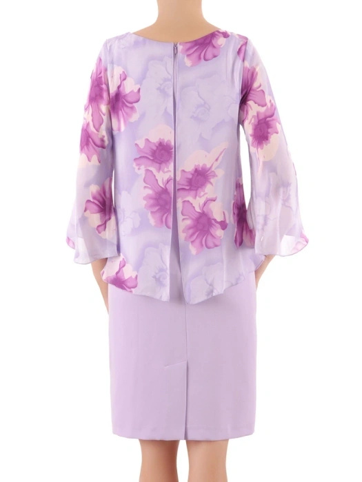 Elegancka liliowa sukienka wizytowa w kwiaty – prosty fason z wysmuklającymi zaszewkami 37974