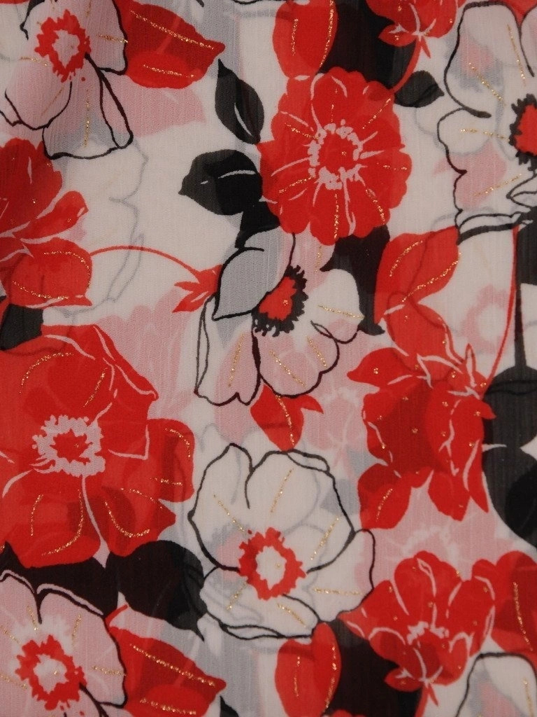 Elegancki komplet damski na wesele z motywem kwiatów – prosty fason z wysmuklającymi zaszewkami 16886