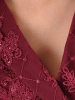 Bordowa sukienka wieczorowa rozkloszowana midi na andrzejki – elegancki krój z wiązaniem modelujący talię 37492