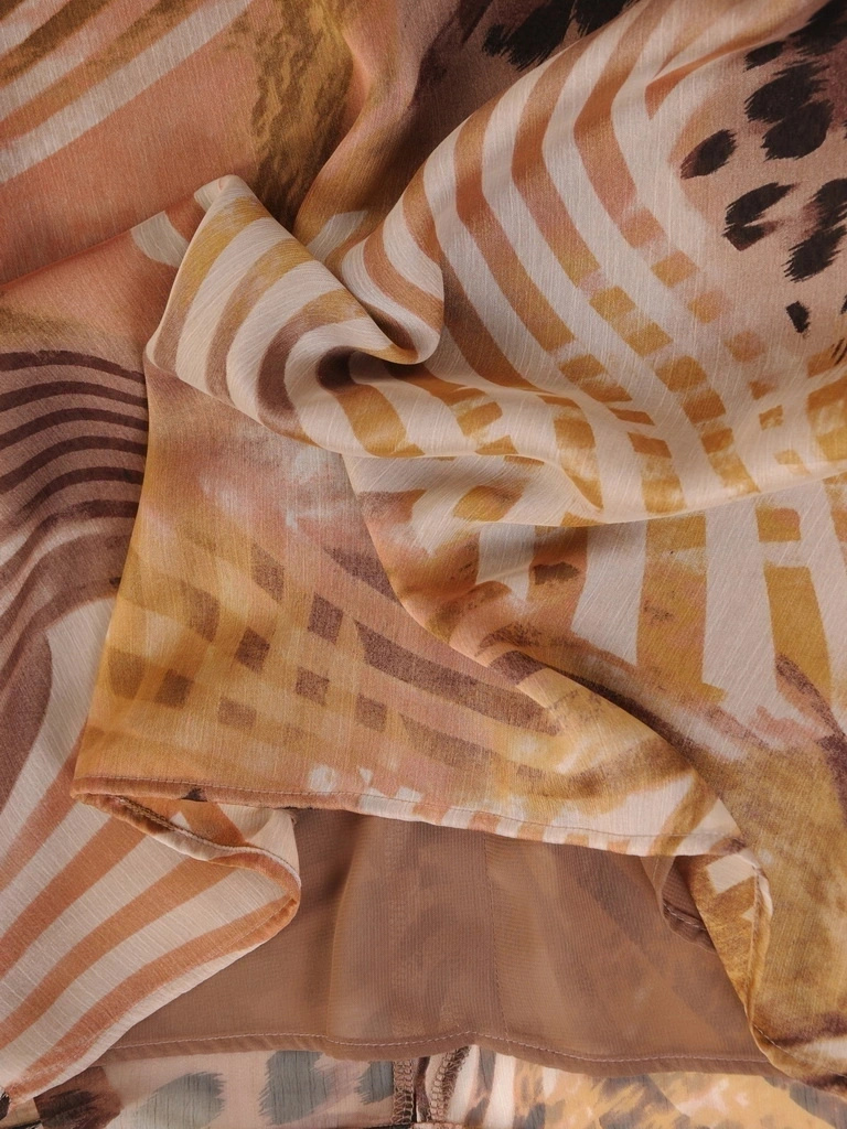 Wizytowa bluzka damska w zwierzęcy wzór ze stójką – prosty fason z ozdobnym dekoltem 34437