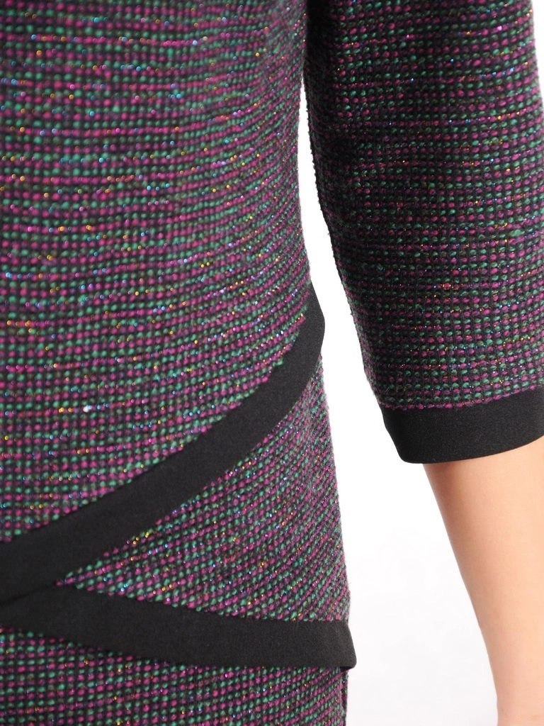 Elegancka czarna sukienka midi z rękawem 3/4 – optycznie wysmuklające wstawki i prosty fason 37090