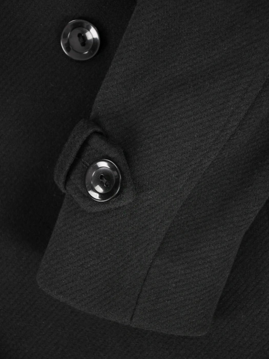 Czarny płaszcz damski o kroju trencza na jesień – elegancki fason z paskiem i guzikami 37205