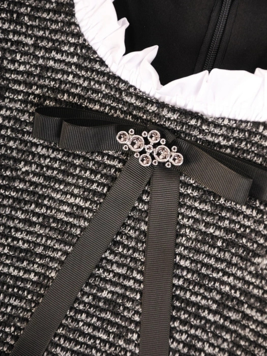 Elegancka szara sukienka trapezowa midi z falbaną – swobodny fason tuszujący biodra i kobiece wiązanie 34031