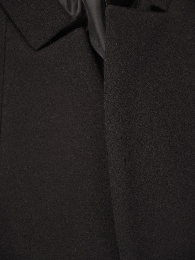 Elegancki płaszcz damski czarny na jesień i zimę – klasyczny krój z wygodnymi kieszeniami 42147
