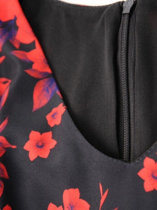 Elegancka granatowa sukienka midi w kwiaty – rozkloszowany fason z plisami wysmuklający sylwetkę 35492
