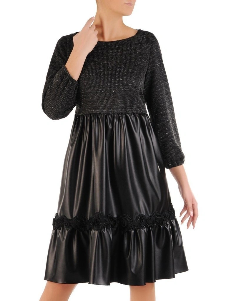 Elegancka czarna sukienka rozkloszowana do pracy – wysmuklający fason z falbaną 27972