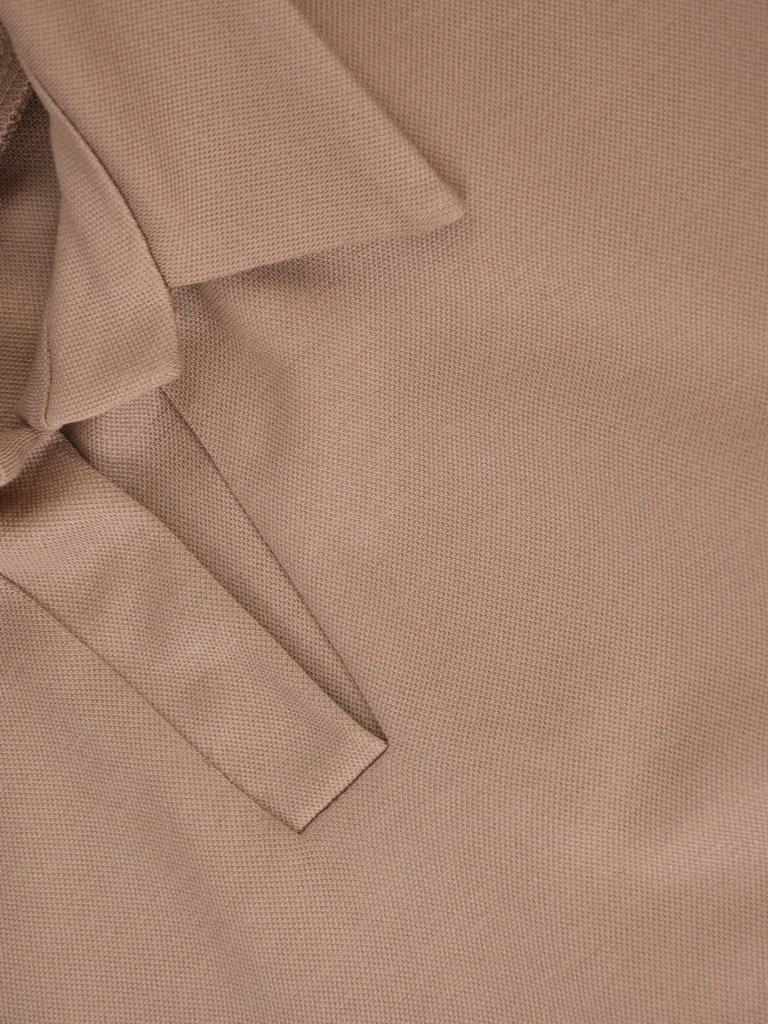 Elegancki komplet damski ze spodniami beżowy – wysmuklający dekolt w serek i prosty krój 42159