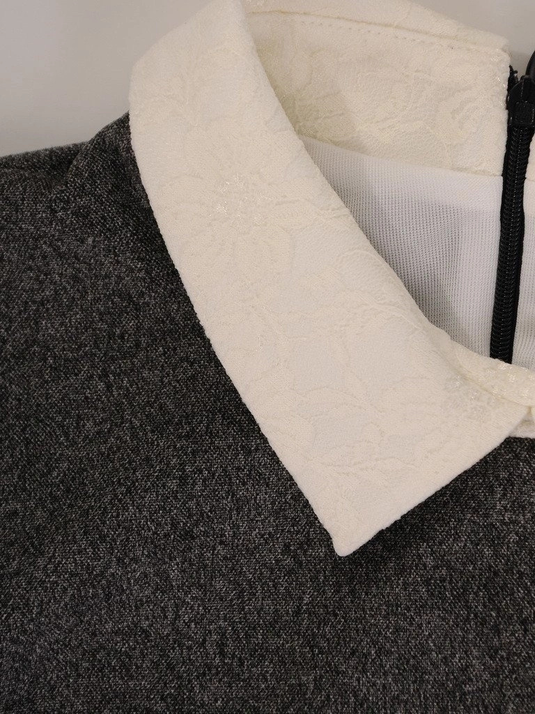 Szara trapezowa sukienka z krótkim rękawem – koronkowy kołnierzyk ecru w stylu wizytowym 8758