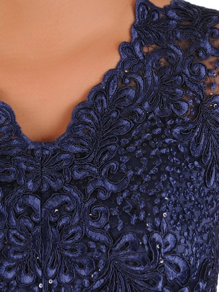 Granatowa sukienka wizytowa na wesele z błyskiem – rozkloszowany fason z dekoltem w serek 21326