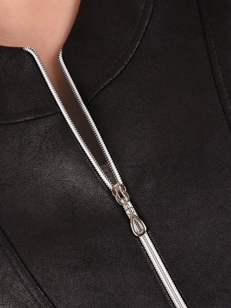 Elegancka czarna marynarka o prostym kroju – z ozdobnymi suwakami dla wysmuklającej sylwetki 21435