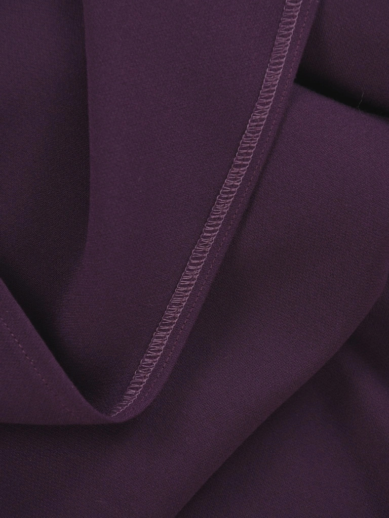 Elegancka fioletowa sukienka wizytowa midi o prostym kroju – wyszczuplające przeszycia i rękaw 3/4 42594