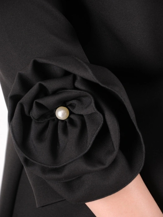 Elegancka czarna sukienka trapezowa midi – wygodny krój z efektownym zdobieniem rękawów 39353