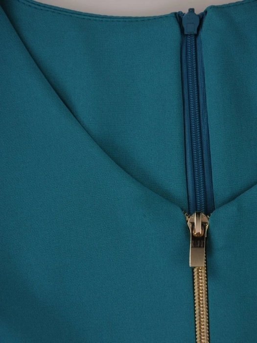 Szmaragdowa sukienka midi o prostym kroju – ozdobne suwaki akcentujące talię i elegancki dekolt 3352