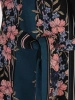 Elegancka sukienka trapezowa w kwiaty z długim rękawem – wyszczuplające zaszewki i pasek akcentujący talię 18901