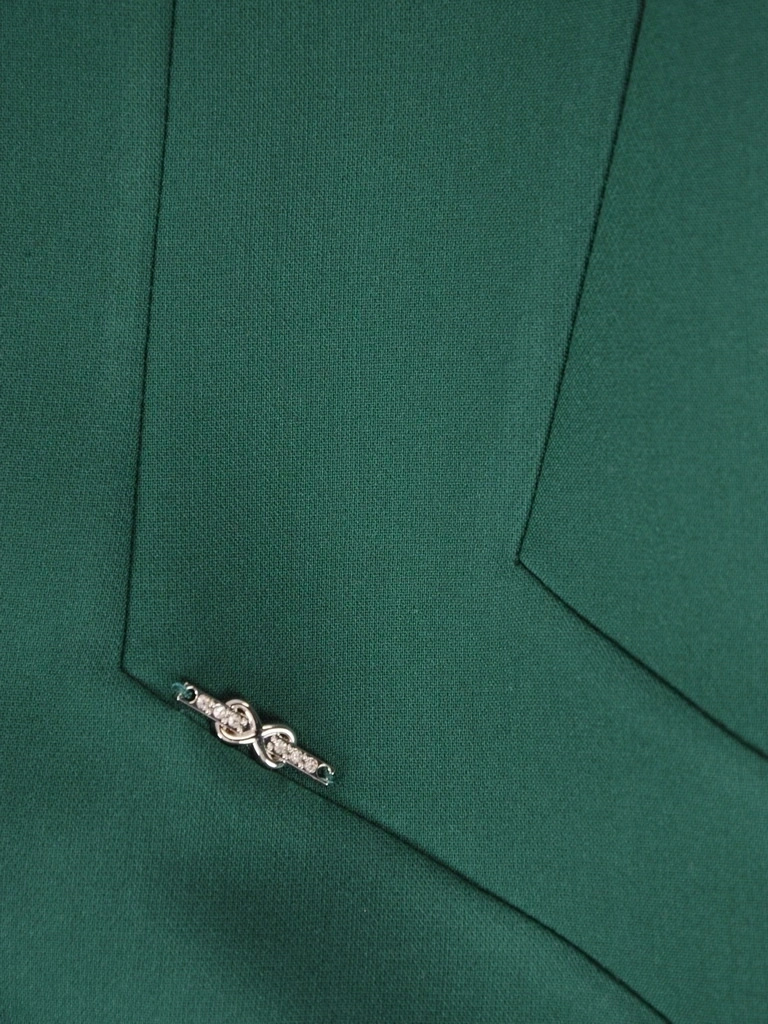 Elegancka zielona sukienka o prostym kroju – kobiecy dekolt i modelujące przeszycia 37328
