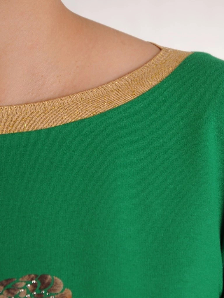 Bawełniana sukienka dzianinowa w kolorze zielonym – wygodny prosty fason ze złotym akcentem 25742