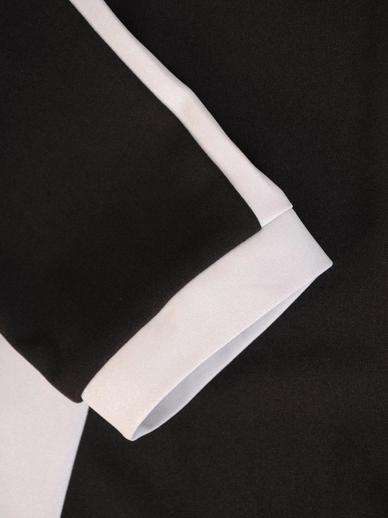 Elegancka czarna sukienka dzianinowa do pracy – prosty fason optycznie modelujący sylwetkę 34837