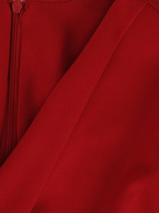 Elegancka czerwona sukienka kopertowa z kołnierzykiem – stylowy krój z wiązaniem w pasie 18595
