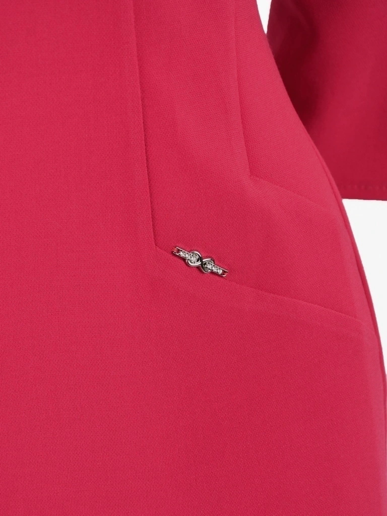 Elegancka malinowa sukienka midi o prostym kroju – modelujące pionowe przeszycia i rękaw 3/4 24931