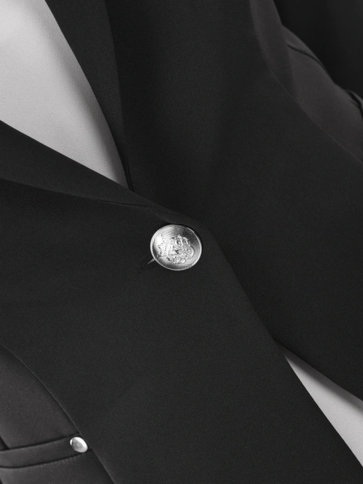 Elegancki czarny żakiet damski do sukienki – szykowny model z rękawem 3/4 wysmuklający sylwetkę 40041