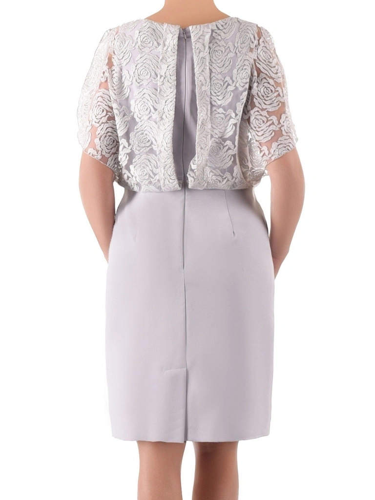 Elegancka sukienka midi w kwiaty na wesele – prosty fason w gołębim odcieniu 32632