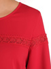 Czerwona bluzka z ozdobną, koronkową aplikacją przy dekolcie 28037