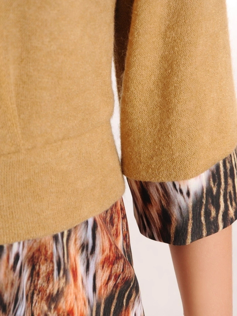 Jesienna sukienka midi w zwierzęcy wzór o prostym kroju – kobiecy fason ze zdejmowanym kołnierzem 34475