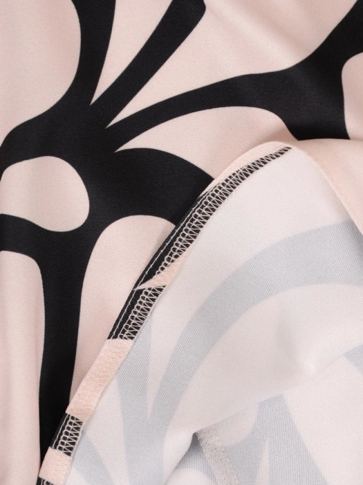 Beżowa bluzka wizytowa we wzory z dekoltem w serek – prosty krój z ozdobnym wiązaniem 38404