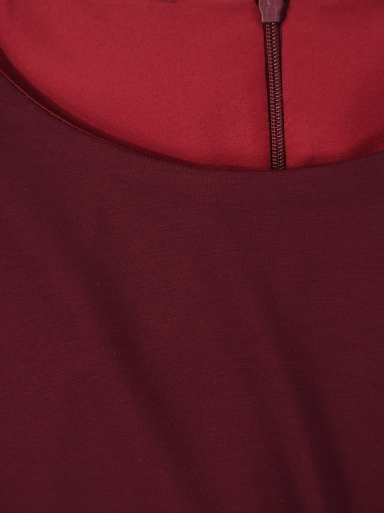 Bordowa sukienka midi z rozcięciem – prosty fason z eleganckim marszczeniem 40938