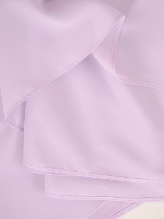 Elegancka fioletowa sukienka trapezowa midi – swobodny fason z ozdobnym kwiatem w pasie 39547