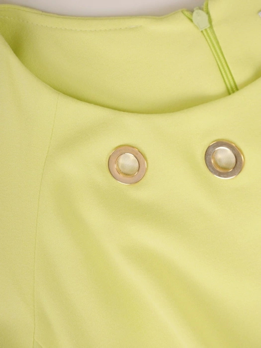 Elegancka sukienka midi o prostym kroju limonkowa – wysmuklający fason z ozdobnym dekoltem 36156