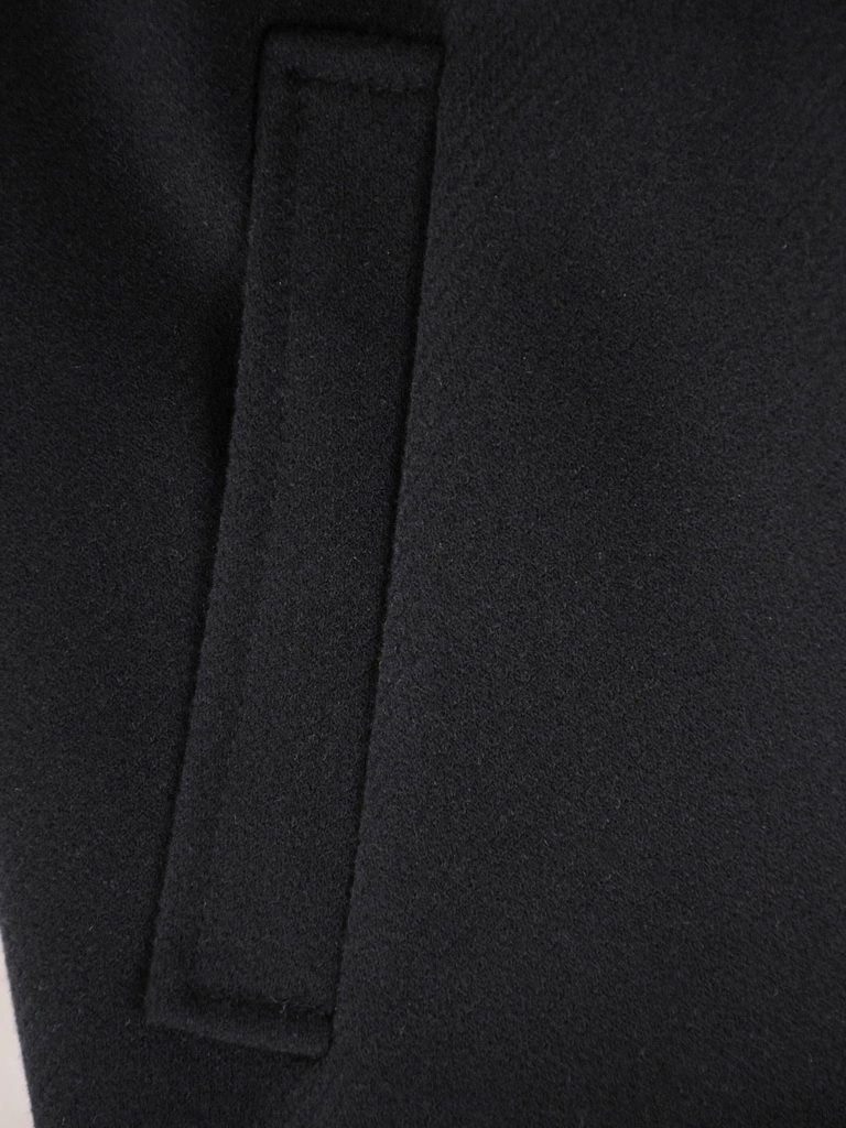 Czarny płaszcz damski o prostym kroju na jesień – wiązanie w talii i ozdobne guziki 37513