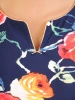 Granatowa bluzka wizytowa w kwiaty – prosty fason z biżuteryjną broszką 32848