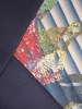 Elegancka sukienka midi o prostym kroju w kwiaty – wysmuklający fason ze stylowym dekoltem w serek 34494