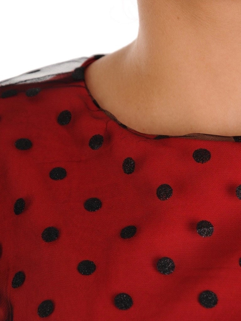 Czerwona sukienka wieczorowa midi na andrzejki i święta – prosty fason ze srebrnymi kropkami 18943