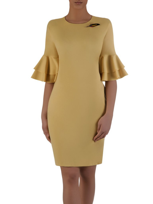 Modna sukienka z broszką 15740, żółta kreacja z efektownymi rękawami.