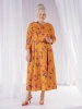 Pomarańczowa sukienka rozkloszowana maxi w kwiaty – elegancki krój z rękawem 3/4 i kontrafałdami 38025