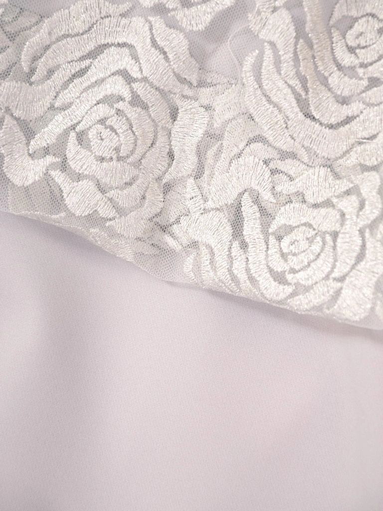 Elegancka sukienka midi w kwiaty na wesele – prosty fason w gołębim odcieniu 32632