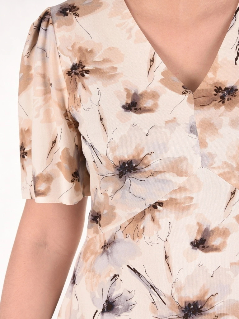 Beżowa sukienka rozkloszowana w kwiaty z dekoltem w serek – lekki fason midi na letnie przyjęcia 41383