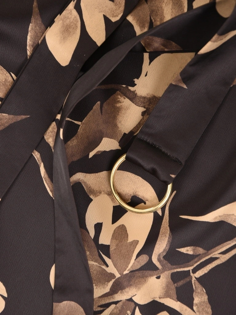 Elegancka czarna sukienka w kwiaty o prostym kroju – pasek w talii i dekolt łódka 42187