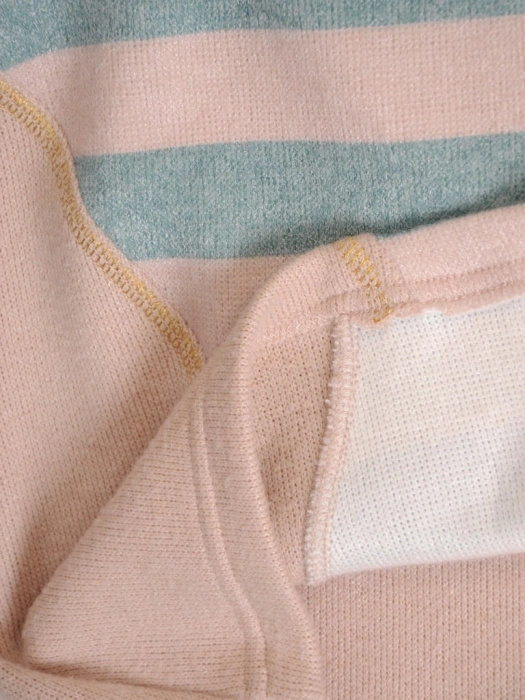 Elegancki sweter damski w beżowo-turkusowe paski – prosty krój z wysmuklającymi wstawkami 34825
