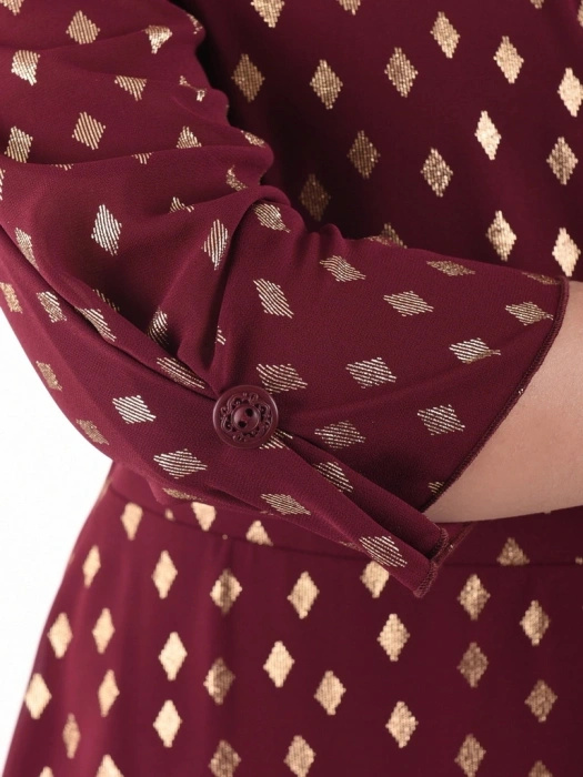 Elegancka bordowa sukienka na święta i andrzejki o prostym kroju – wysmuklający fason z baskinką 40392