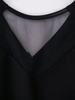 Sukienka z siateczkowym dekoltem Manuela II, kreacja wieczorowa w czarnym kolorze.