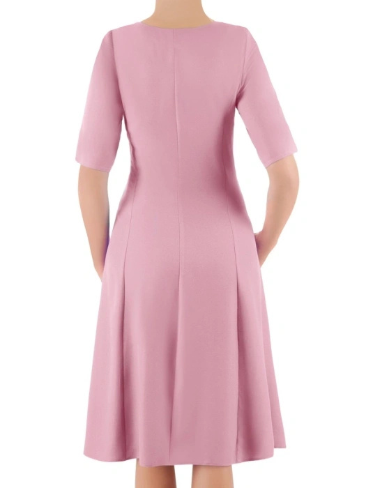 Elegancka liliowa sukienka trapezowa midi z wycięciem – swobodny fason z ozdobną broszką na lato 37899